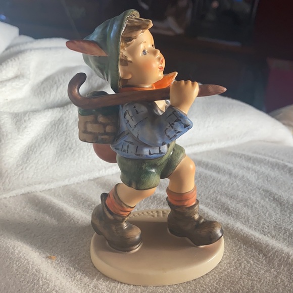 Hummel Figurine #327 “The Run a way” Boy with Cane, violin and basket - Picture 4 of 4